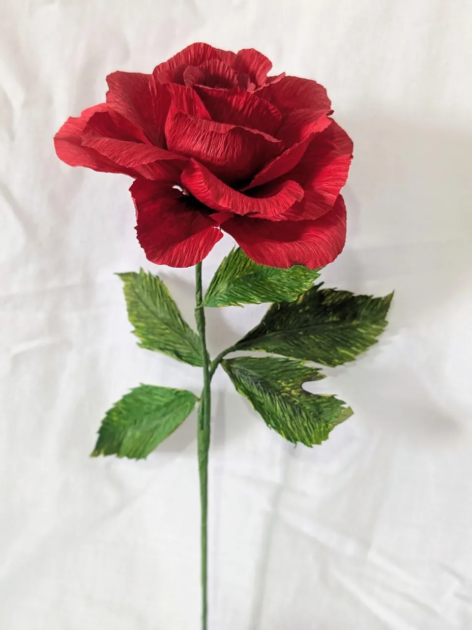 Rose rouge en papier crépon